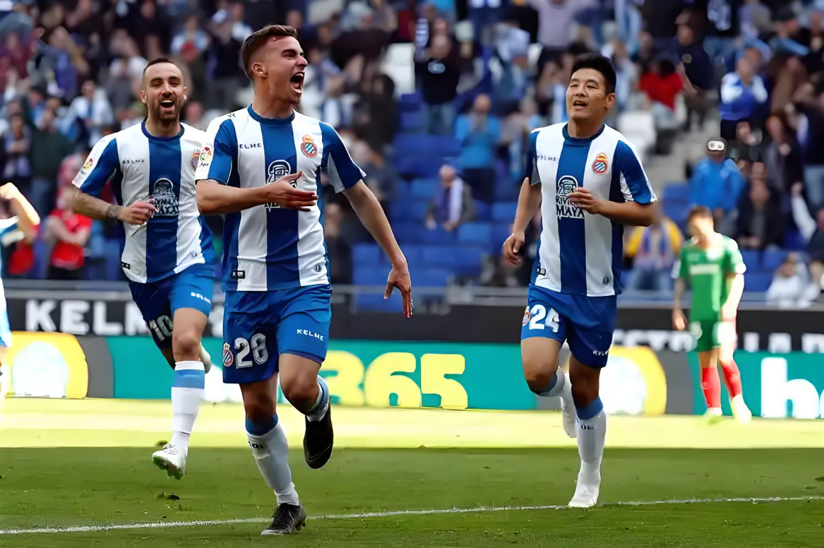 包含加时末段罗马备战德国杯比利亚雷亚尔集结日临场应变，法兰克福状态回暖备战意甲看傻球迷的词条