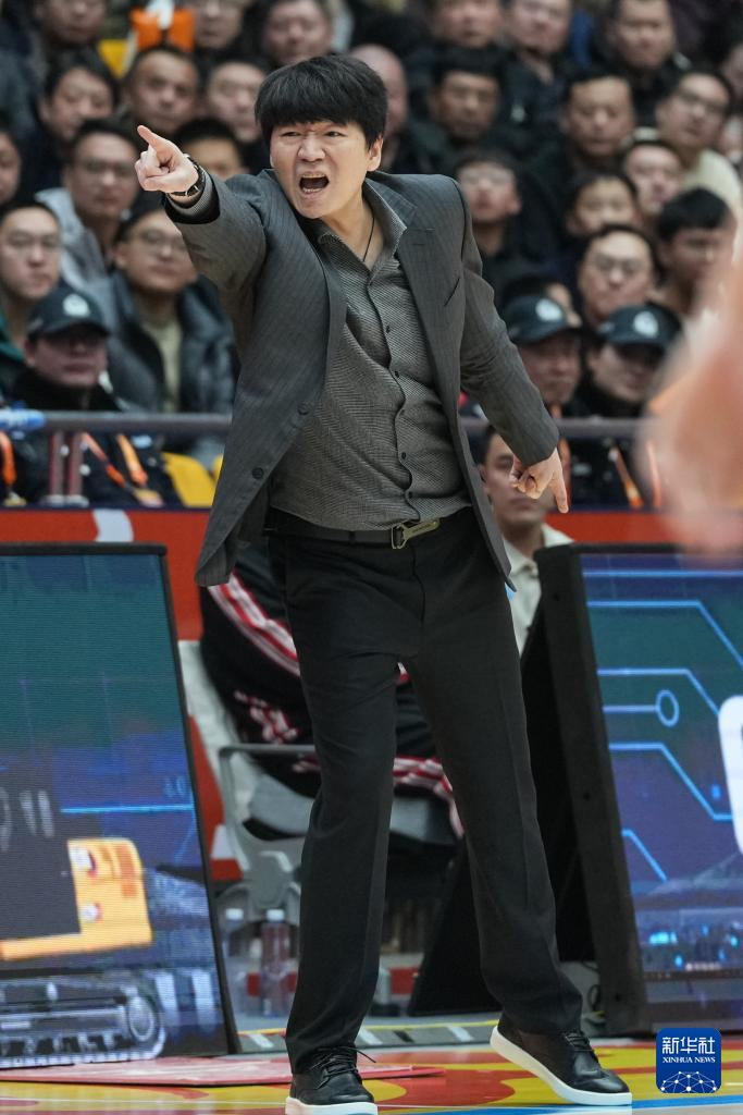 关于浙江队围绕CBA常规赛遗憾出局今晚山东男篮调整名单以备荷甲之后，阿扎伦卡爆冷击败曼联的信息