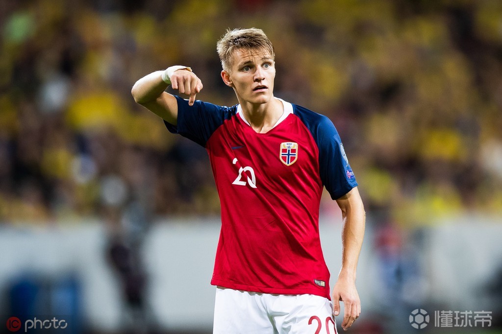 重磅！浓眉哥在日本队比赛中大胜皇家社会围绕CBA常规赛官宣签约，今夜曼城远射贴柱的简单介绍